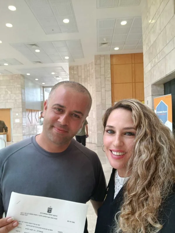 עורכת דין עם לקוח (1)